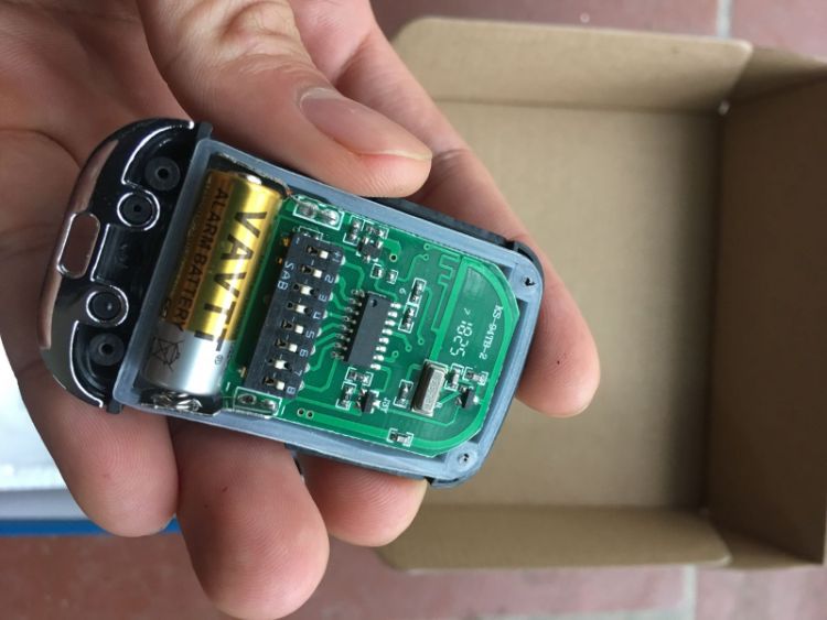 Bảo dưỡng - bảo trì cửa cuốn tại TP.HCM Thay pin remote cửa cuốn