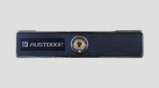 Khóa ngang cửa cuốn tấm liền Austdoor 