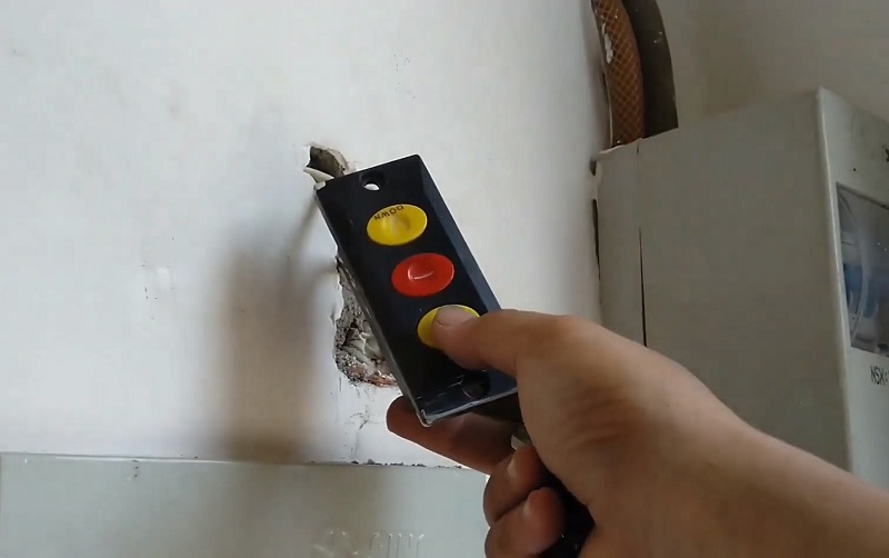 Nút bấm âm tường cửa cuốn