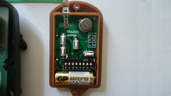 Thường xuyên thay pin remote điều khiển cửa cuốn