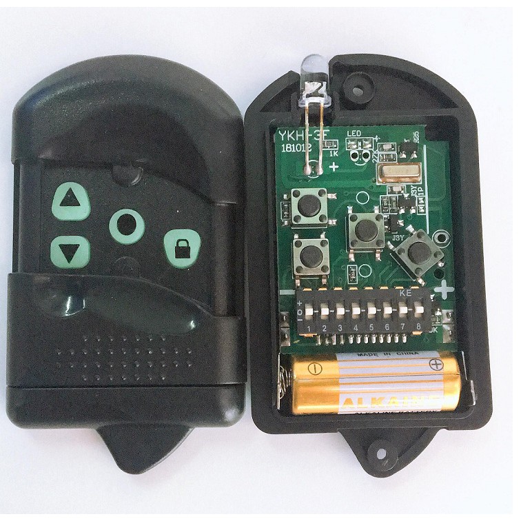 Thay pin remote cửa cuốn miễn phí
