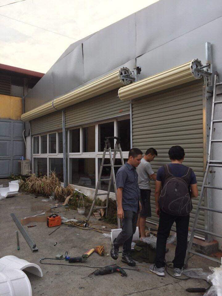Cách lắp đặt cửa cuốn tấm liền