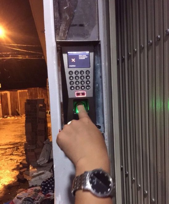 điều khiển cửa cuốn bằng vân tay